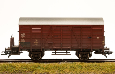 Liliput 235094 (AC) – Gedeckter Güterwagen Gr 20 mit Bremserbühne der DB 