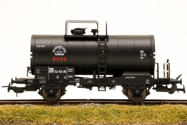 Tillig 501378 (H0) – Kesselwagen -BUNA- mit Bremserbühne Zr der (D)DR 