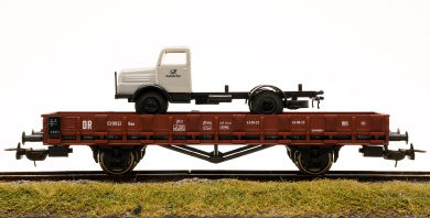Piko 95478 – Rungenwagen Roo63 der (D)DR, beladen mit LKW 