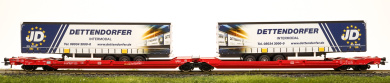 Roco 77404 (DC) – Doppeltaschen-Gelenkwagen Sdggmrs der DB AG, Beladen mit zwei LKW-Aufliegern der Spedition Dettendorfer in neuem Design 