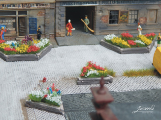 Juweela 28244 (H0) – Pflanzkübel aus Holzschwellen, groß und klein, 10 Stück 