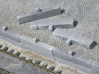 Juweela 28310 (H0) – Bahnsteig Ladestrassenkante grau (15 Stück) 