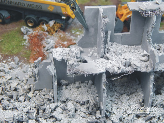 Juweela 28335 (H0) – Box für Plattenbau im Abriss 