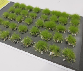 miniNatur 748-21S – Grasbüschel mit dunklen Steinen, Frühling 