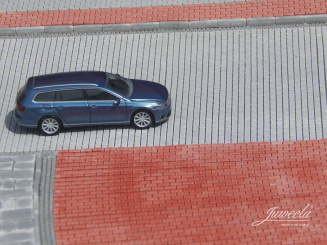 Juweela 28421 – H0 FLEXYWAY Betonsteinpflaster Parkplatz rot, 2 Segmente 