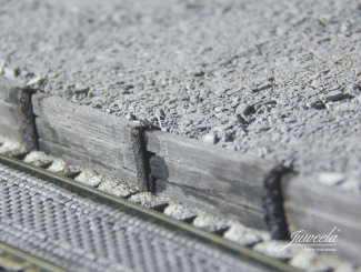 Juweela 28383 (H0) – Bahnsteig Schütt Holzschwelle 