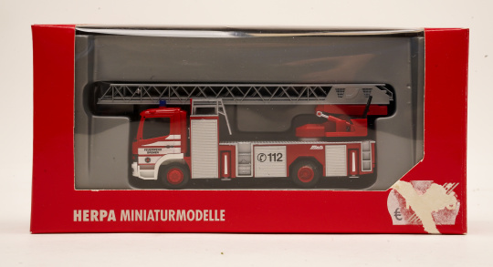 Herpa 046640 (1:87) – Mercedes-Benz Atego DLK 23/12 Feuerwehr Bremen 
