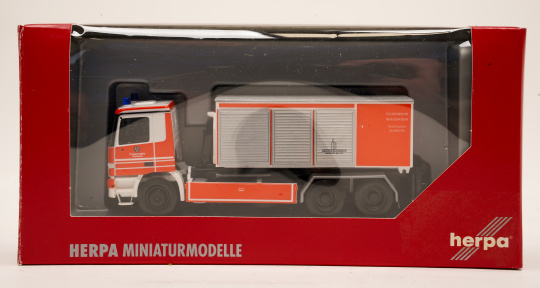 Herpa 046220 (1:87) – Mercedes-Benz Actros M Abrollcontainer-LKW FW Wiesbaden 
