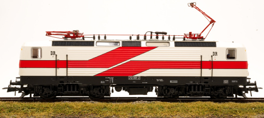 Roco 43689 – Elektrolok BR 212 -White Lady- der (D)DR  