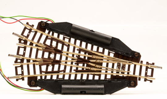 Fleischmann 22247 (N) – Dreiwegweiche, elektrisch, Weichenwinkel 15°, ohne Schotterbett 