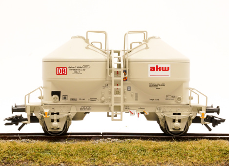 Märklin 46627 – Staubsilowagen Ucs 908 der DB, mit Werbeaufschrift akw 