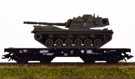 Märklin 48796 – Schwerlast-Flachwagen Rlmmps 650 der DB, mit Kampfpanzer M 48 