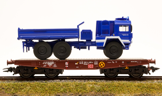 Märklin 48836 – Schwerlast-Flachwagen Rlmmps 650 der DB, mit MAN 3-Achser THW Kipper 