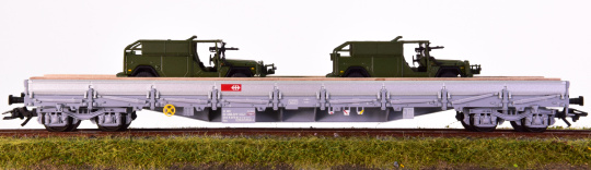 Märklin 47068 – Schwerlast-Flachwagen Res der SBB, mit zwei Infanterie-Fahrzeugen MB G 270 CDI „Serval“ des Schweizer Bundesheeres. 