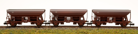 Minitrix 15466 – 3-teiliges Seitenentladewagen-Set Fcs 090 der DB, Ladegut Kohle 