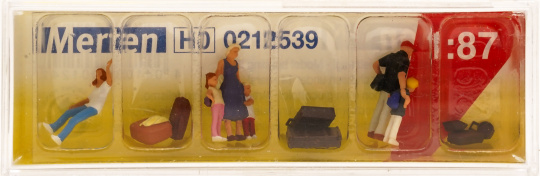 Merten 0212539  (1:87) – Wartende mit Gepäck 