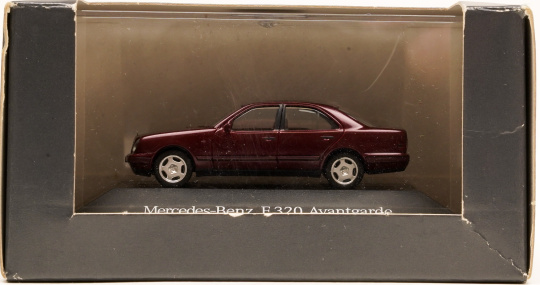 Herpa B66005624 (1:87) – Mercedes-Benz E-Klasse E 320 Avantgarde (W210) rubinrot-met. (Mercedes-Werbemodell) 