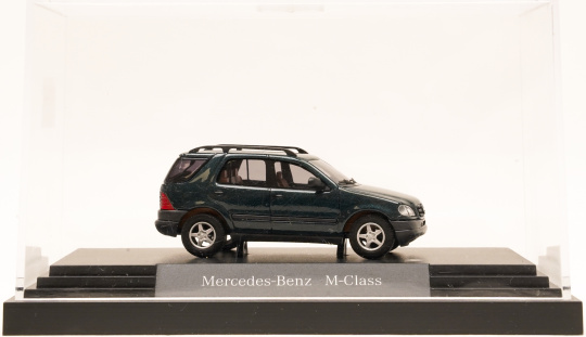 Busch 66005641  (1:87) – Mercedes-Benz M-Klasse (W163) ML 320 turmalingrün-metalic (Mercedes-Werbemodell) 