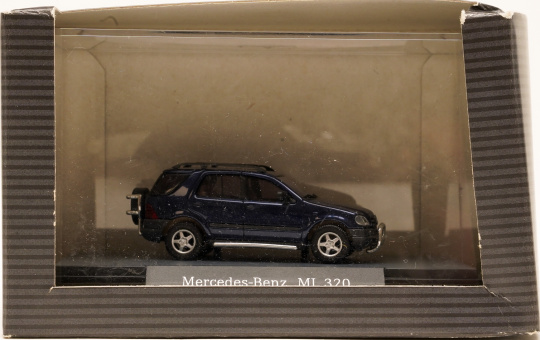 Busch   (1:87) – Mercedes-Benz ML 320 (W163) azuritblau-metalic mit Rammschutz (Mercedes-Werbemodell) 