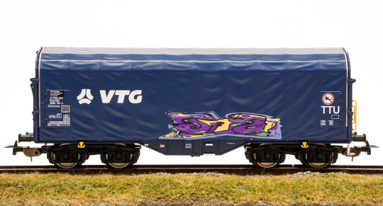 Piko 58965 (AC) – Schiebeplanenwagen Shimmns der VTG, mit Graffiti 