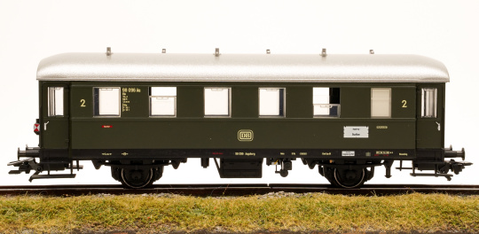 Märklin 43353D – 2. Klasse Einheitsnebenbahnwagen Bie der DB, Innen- & Schlußbeleuchtung 