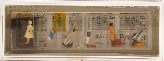 Preiser 79145 (N) – Reisende vor Fahrplantafel 
