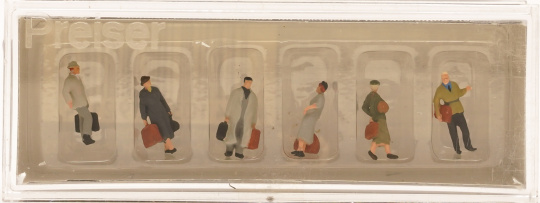 Preiser 79219 (N) – Reisende gehend 