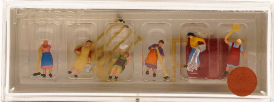 Preiser 79051 (N) – Hausfrauen beim Putzen mit Teppichstange  