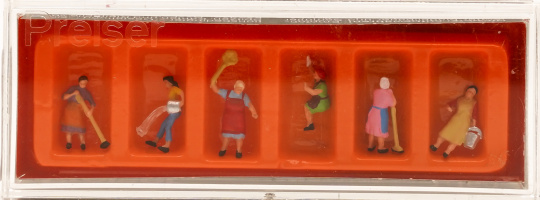 Preiser 79051 (N) – Hausfrauen beim Putzen mit Teppichstange 