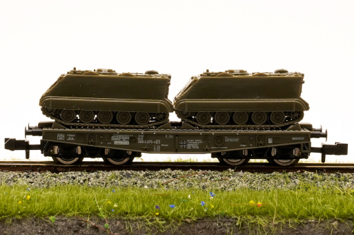 Roco 25996 (N) – Schwerlastwagen Militärgut, beladen mit 2 Panzern M113 