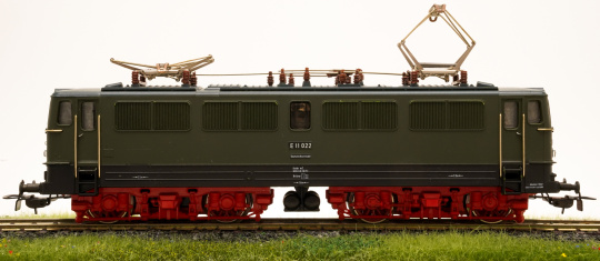 Piko 5220/5/2 – Schnellzug-Elektrolok BR E 11 der (D)DR 