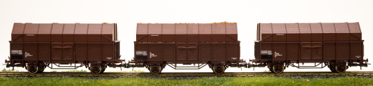 Roco 6600056 – 3-teiliges Hochbordwagen-Set Fb der ÖBB, Ladung Sägespäne 