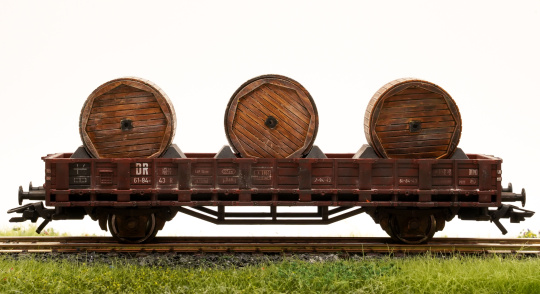 Roco 56027 – Rungenwagen R der (D)DR, gealtert & Ladegut Kabelrollen 