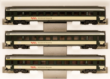 Märklin 42161 – 3-teiliges Schnellzugwagen-Set der Südostbahn (SOB), Innenbeleuchtung & Fahrgäste 