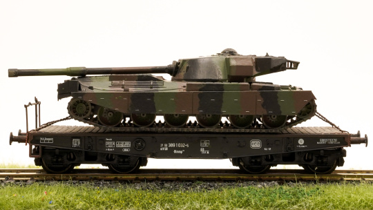 Roco 46380 – Schwerlastwagen Rlmmp der DB, mit Chiedtaiun 200 -Panzer beladen 