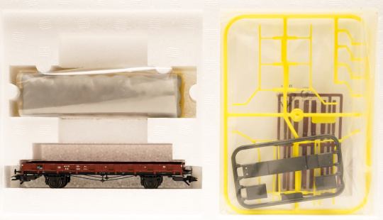 Märklin 46365 – Rungenwagen R 02 der DB, mit Strohladung & Lademaß 
