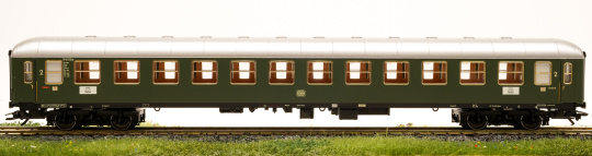 Trix 23401 – 2. Klasse Schnellzug-Abteilwagen B4üm der DB 