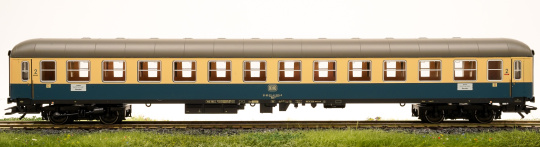 Trix 23416 – 2. Klasse Schnellzug-Abteilwagen Bm 234 der DB 