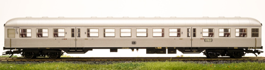 Trix 23407 – 2. Klasse Nahverkehrswagen Silberling B4nb-59 der DB 