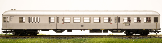 Trix 23405 – 2. Klasse Nahverkehrs-Steuerwagen BD4nf-59 der DB 