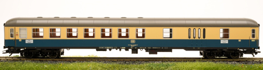 Trix 23419 – 2. Klasse Halbgepäck-Schnellzugwagen der DB 