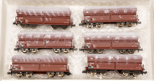 Minitrix 15261 – 3-teiliges Selbstentladewagen mit Dachklappen-Set Tad-u 961 der DB, stark gealtert 