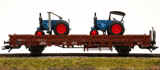 Märklin 46948 – Rungenwagen Rlmms 58 der DB mit LANZ-Traktoren 