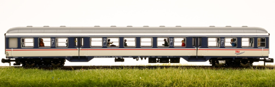 Piko 40650 (N) – 2. Klasse Personenwagen (Silberling) Bnrz 450.3 im Design der TRI, mit Fahrgästen 