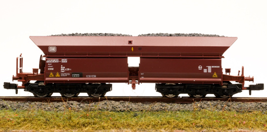 Fleischmann 852712 (N) – Selbstentladewagen Faals 150 der DB, mit Kohle beladen 