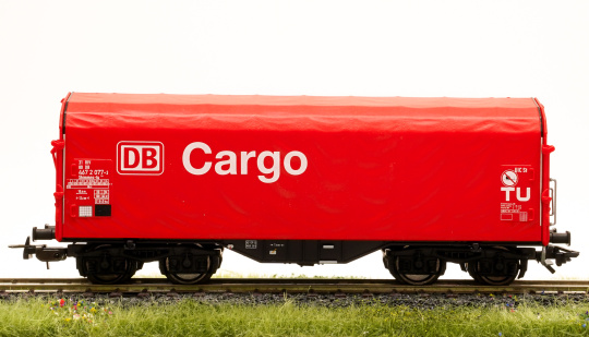 Piko 54390 (AC) – Schiebeplanenwagen Shimmns-tu der DB Cargo 