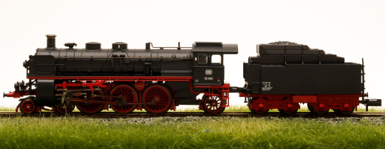 Minitrix 16184 – Schlepptender-Dampflok BR18 der DB, digital (DCC/mfx) & Sound 