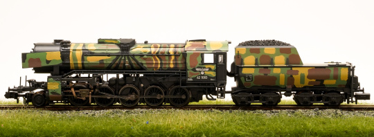 Arnold 2485S – Schlepptender-Dampflok BR42 der DRG in Tarnlackierung, digital (DCC) & Sound 