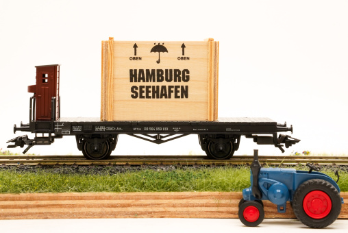 Märklin 46843 – Flachwagen H10 der DB mit Überseekiste und Lanz-Traktor 