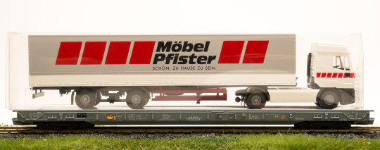 Märklin 47423 – Niederflurwagen für Lkw-Transport der SBB, mit LKW Möbel Pfister beladen 